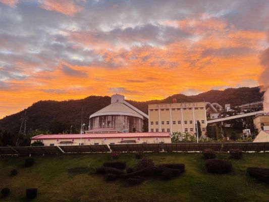 盈江允罕：岑欣俊，作品名：晚霞映照的畫(huà)卷_副本