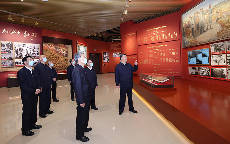 　　10月27日，中共中央總書記、國(guó)家主席、中央軍委主席習(xí)近平帶領(lǐng)中共中央政治局常委李強(qiáng)、趙樂(lè)際、王滬寧、蔡奇、丁薛祥、李希，瞻仰延安革命紀(jì)念地。這是習(xí)近平等在延安革命紀(jì)念館，參觀《偉大歷程——中共中央在延安十三年歷史陳列》。
