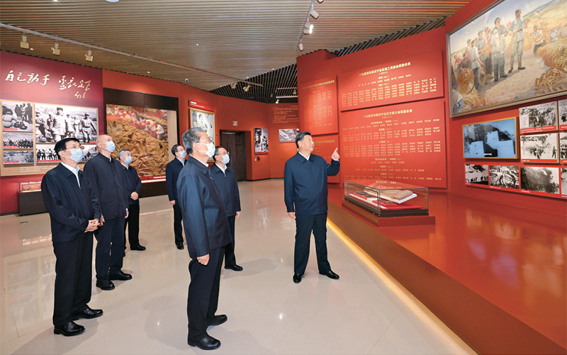 2022年10月27日，中共中央總書記、國家主席、中央軍委主席習(xí)近平帶領(lǐng)中共中央政治局常委李強(qiáng)、趙樂際、王滬寧、蔡奇、丁薛祥、李希，瞻仰延安革命紀(jì)念地。這是習(xí)近平等在延安革命紀(jì)念館，參觀《偉大歷程——中共中央在延安十三年歷史陳列》。 新華社記者 鞠鵬/攝